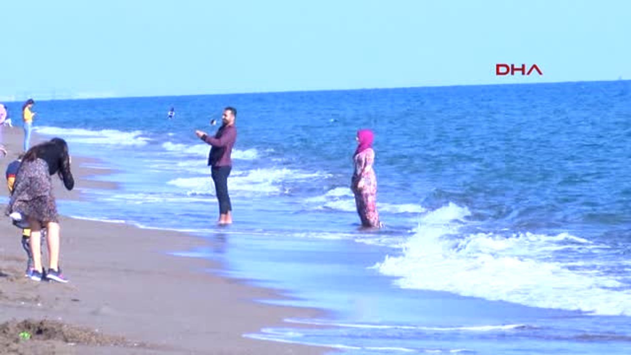 Antalya'da Güneşli Hava Sahilleri Doldurdu