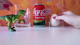 HUEVO DE DINOSAURIO EN COCA-COLA | Experimentos Caseros con juguetes de dinosaurios para niños