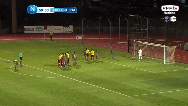 La tête frôle le poteau !