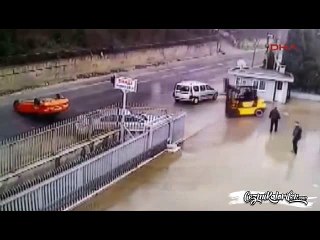 Delirip, Girişe Park Eden Araçları Forkliftle Yola Fırlatmak