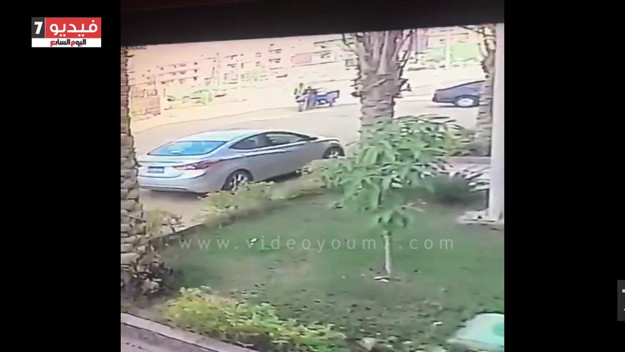 قارئ يشارك بفيديو لسرقة غطاء بالوعة صرف بمنطقة البنفسج فى التجمع الأول