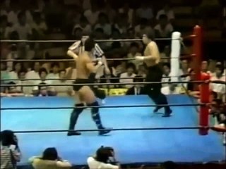 【エグすぎる打撃まとめ】 佐山聡（タイガーマスク）vs 高田延彦 【キックの攻防がマジで凄い】 - YouTube