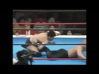 【前田日明 不穏試合】オランダ格闘家にブチギレ!! マジ蹴りで大乱闘に【プロレス事件簿】 - YouTube