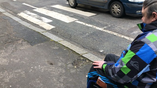 Un tour en fauteuil roulant en centre-ville