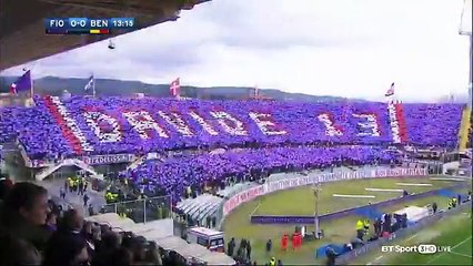 E ao minuto 13 parou-se de jogar para aplaudir David Astori