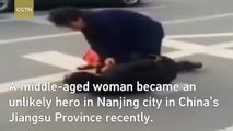 Footage: Woman tackles thief with hard slaps and kicks