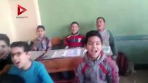 مدرس يعلم طلابه نشيد الصاعقة المصرية بالغربية