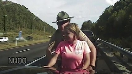 Polici që "i fut duart" gruas në autostradë