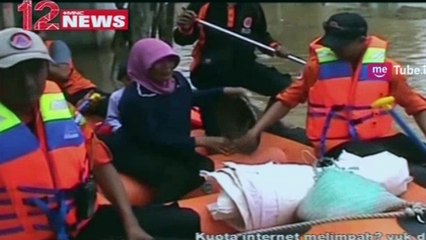 Petugas BPBD Datangi Warga yang Terendam Banjir di Tasikmalaya