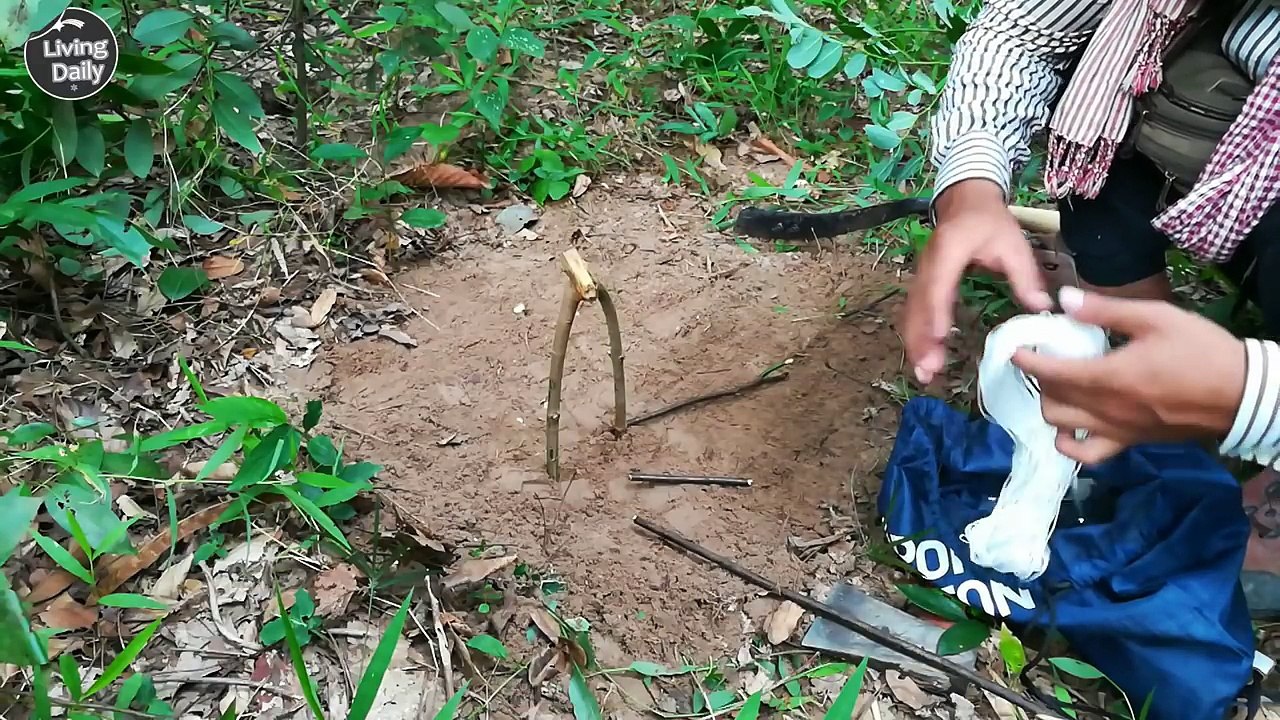 How To Make The Worlds Best and Easiest Bird Leg Snare Step By Step (Manual Living)