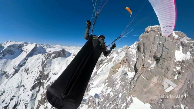 Parapente au-dessus des montagnes enneigées !