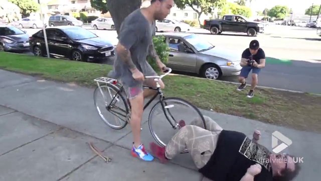 Le fou.. il se fait rouler en vélo sur l'entre jambes !