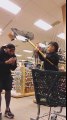 Papa met KO son fils au supermarché en jouant avec le caddie !