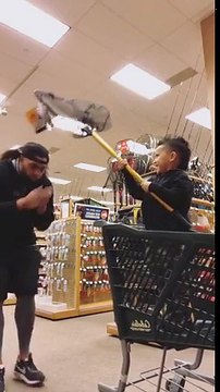 Papa met KO son fils au supermarché en jouant avec le caddie !