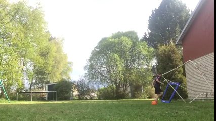 BUT !! Mis KO par les cages de foot dans son jardin..