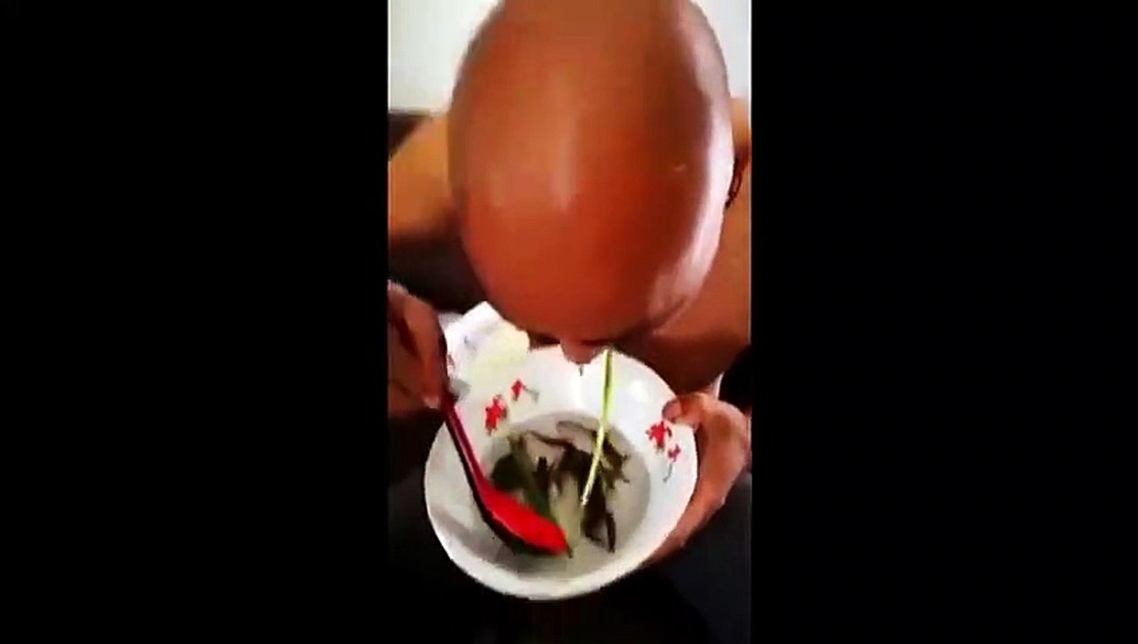 Cet homme mange des poissons et des fruits de mer vivants