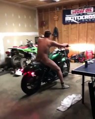 Un homme nu va faire de la moto dans son garage pendant une soirée alcoolisée