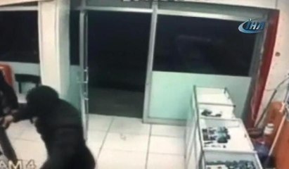 Silahlı soygun kamerada... Müşterilerin kafasına vurup yaraladılar