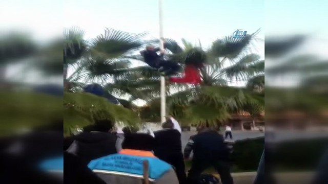 Türk bayrağını indirmeye çalışan şahsa linç girişimi kamerada