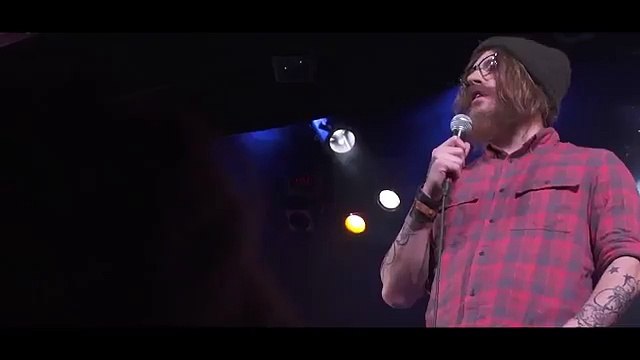 Quand Kev Adams se fait tacler par un humoriste inconnu sur scène