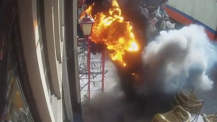 Un homme se fait bruler par une flamme remontant d’une explosion souterraine