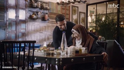 مهند يتناول الغداء مع السيدة خديجة في مطعم فاخر بدبي