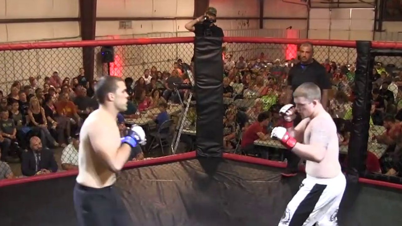 Un combattant claque un KO en 4 secondes avec un superbe Switch Kick