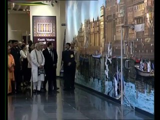 प्रधान मंत्री मोदी और फ्रांसीसी राष्ट्रपति मैक्रॉन वाराणसी में दीन दयाल हस्तकाल सांकाल की यात्रा करते हैं