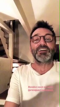 Malik Benthala tourne une vidéo sur le tournage de Nos terres inconnues , la nouvelle émission de Frédéric Lopez