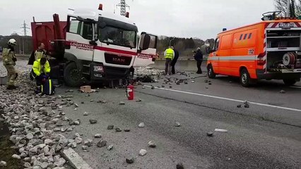 Sambreville: un camion perd son chargement