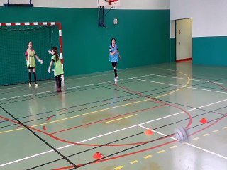 Travail devant le but temps de réaction et explosivité ! ! !  Bravo les filles  !
