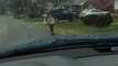 Un enfant obligé de courir sous la pluie après avoir frappé un camarade dans un bus
