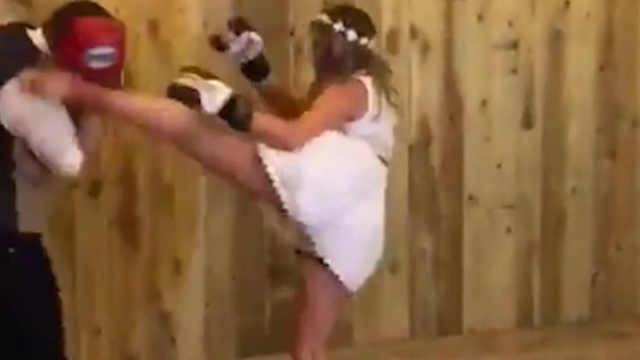 La première danse des mariés se transforme en combat de kickboxing
