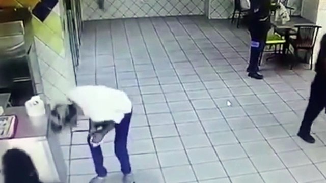 Mujer saudí da patada karateka al chef porque no le gustó la comida