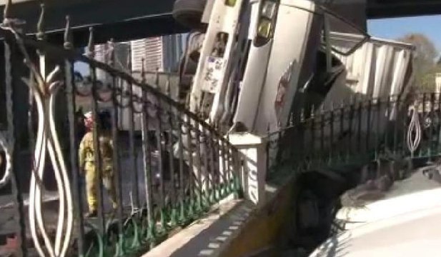 Esenler'de su dolu minibüs, otoparktaki araçların üzerine devrildi