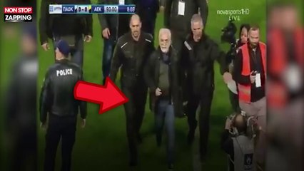 Grèce : Arme à la ceinture, le président d’un club de foot menace l’arbitre en plein match ! (Vidéo)