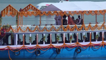 Inde: Macron et Modi partagent une croisière sur le Gange