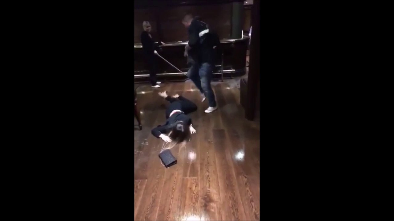 Complètement bourré il tente de porter une fille... Fail douloureux pour elle