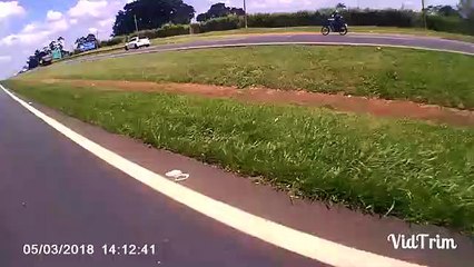 Ce motard eclate un radar à coups de barre en bois