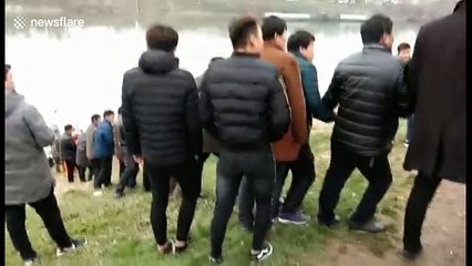 100 Good Samaritans help pull lorry out of river