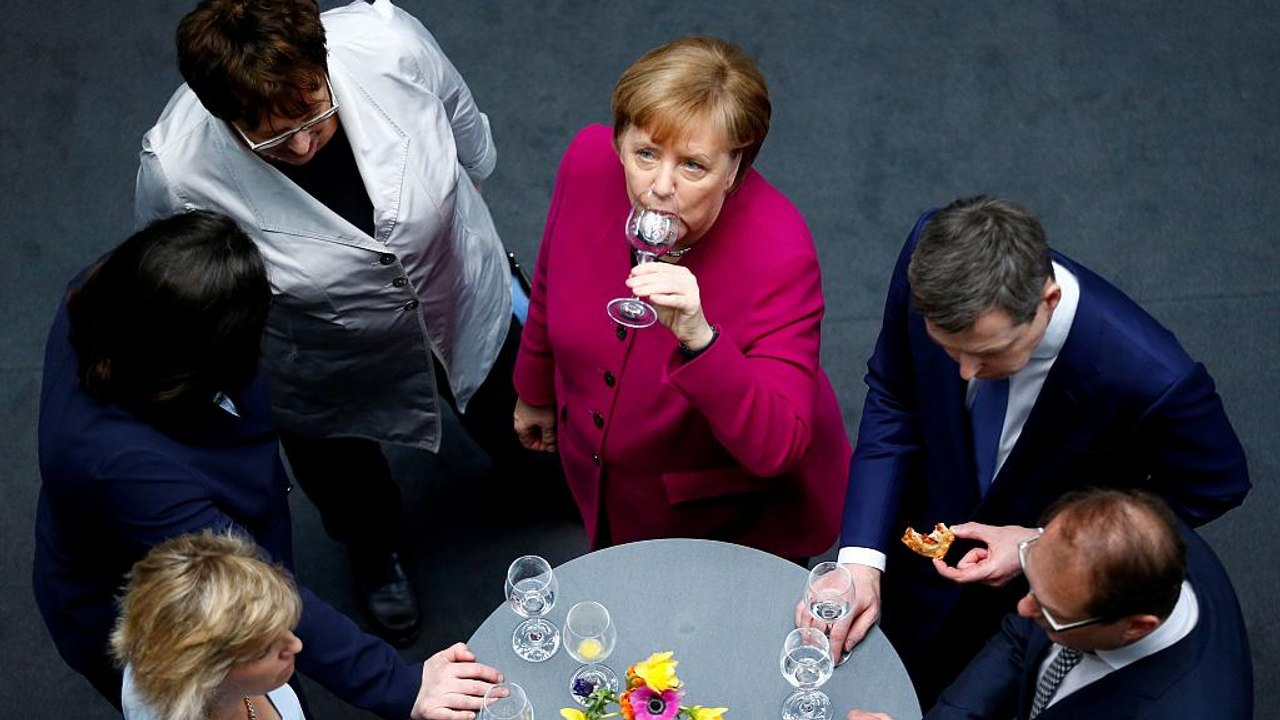 GroKo besiegelt: Weg frei für Merkels vierte Amtszeit