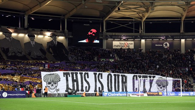 L'entrée des joueurs et le tifo Peaky Blinders lors de TFC/Marseille