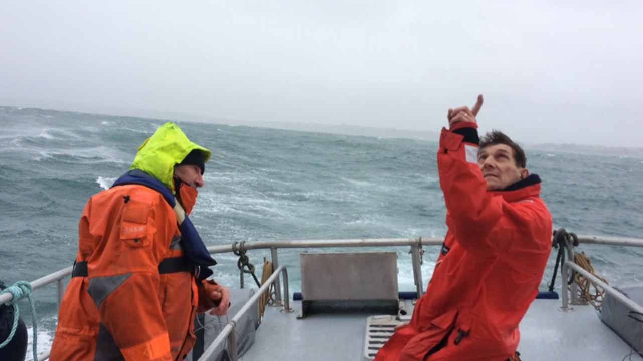 Exercice d'hélitreuillage en baie de Douarnenez à bord de la vedette SNSM