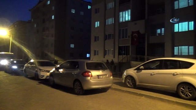 Ağrı’da şehidin evine Türk bayrağı asıldı