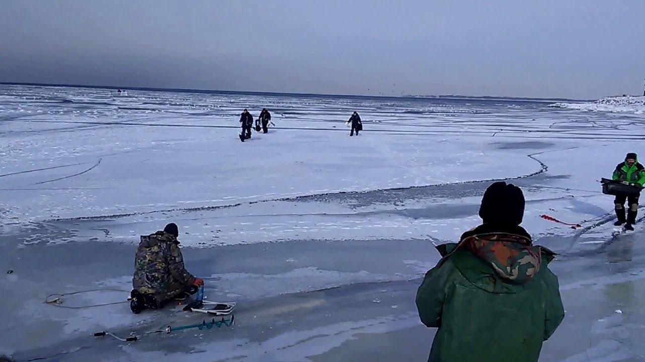 Pêcheurs vs Vague sous la glace