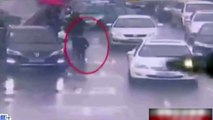 Footage: boy chases car for 2km after careless mom leaves him car-less