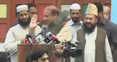 Shoe Thrown At Nawaz Sharif Durring Address At Jamia Naeemia