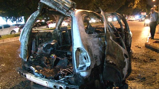 Yeni satışa koyduğu aracının yanışını videoya çekerek izledi