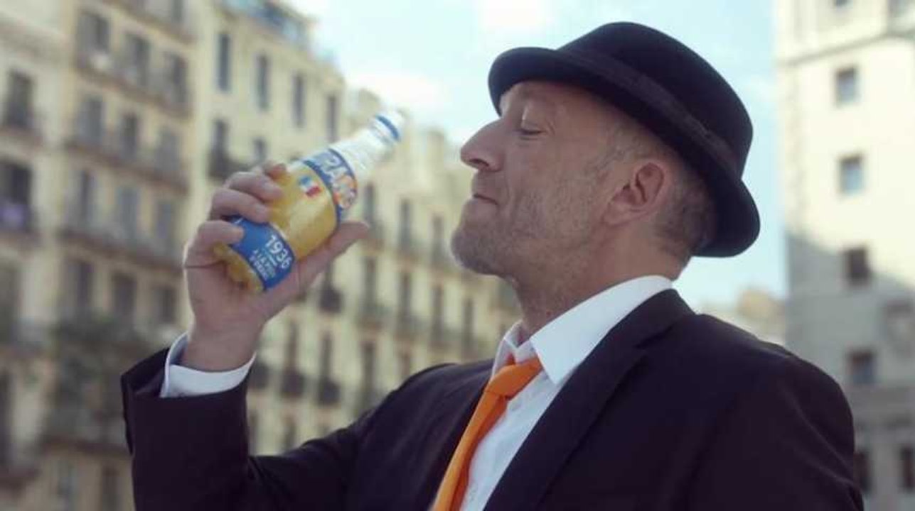 Dans cette pub japonaise, Vincent Cassel ne lésine vraiment pas sur les clichés français