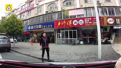 Automobilistes vs Chauffard en triporteur